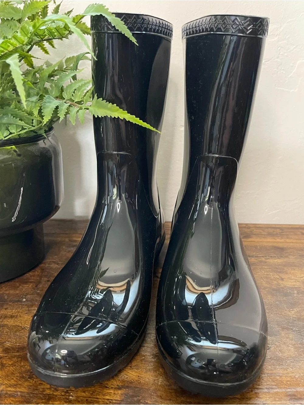 UGG shiny black